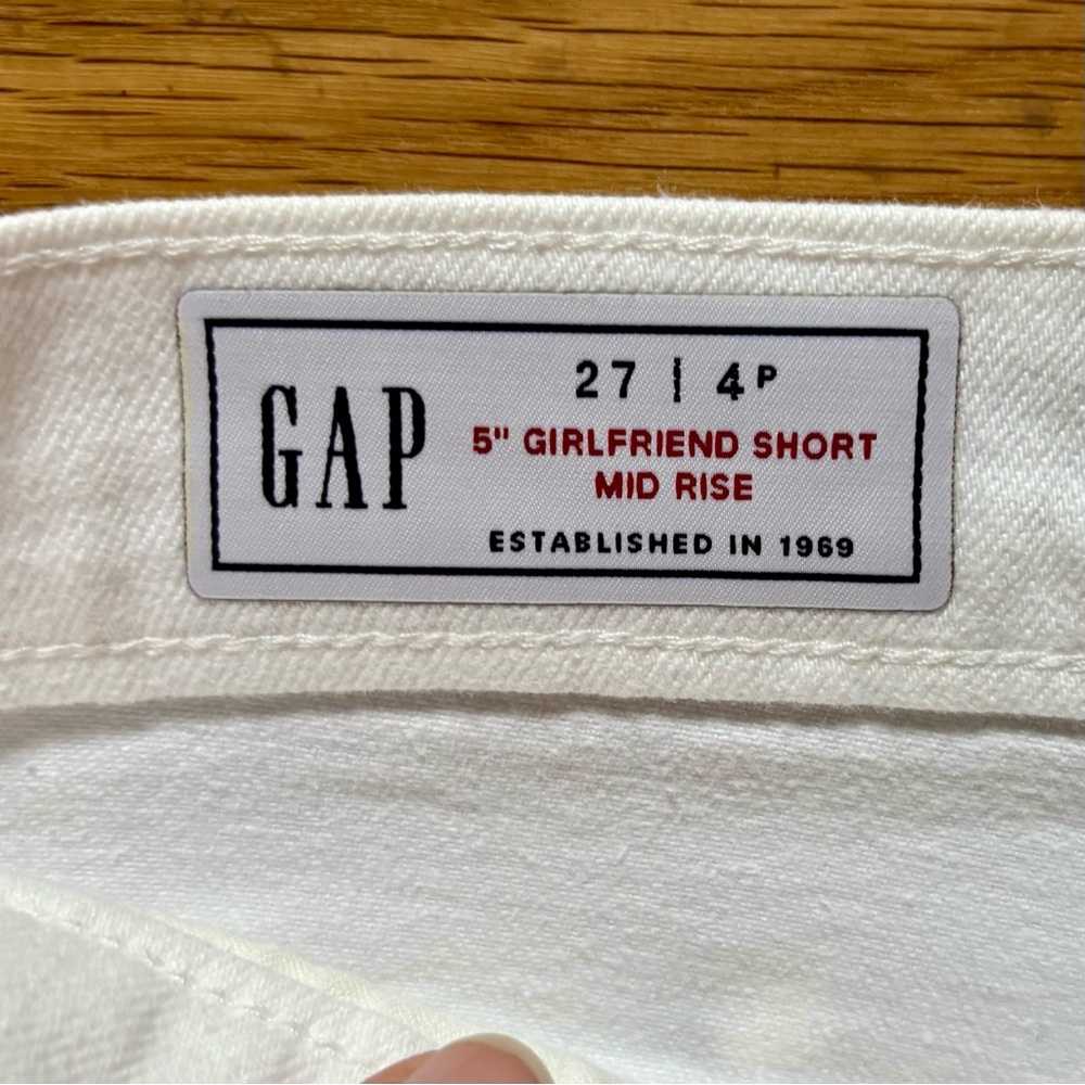 NWT GAP Women’s 5” White Mid Rise Girlfriend Denim Shorts 27/4P Festival Boho - Picture 3 of 7